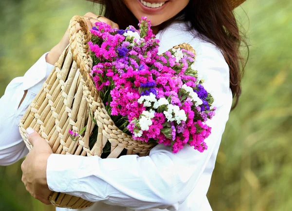 Bouquet Fleurs Automne Dans Panier Aux Mains Une Jeune Femme — Photo