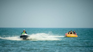 Asya insanlar muz gemisi beach Tayland / 02/04/2019 yakınındaki oyun