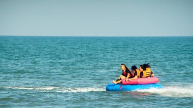Asya insanlar muz gemisi beach Tayland / 02/04/2019 yakınındaki oyun