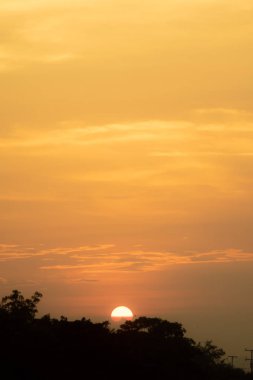 gün batımı veya gökyüzü veya alacakaranlıkta