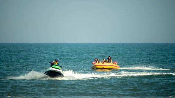 Ásia Pessoas Jogam Banana Boat Perto Praia Tailândia 2019 — Fotografia de Stock