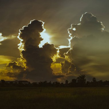 Bulutlu gün batımı gündoğumu