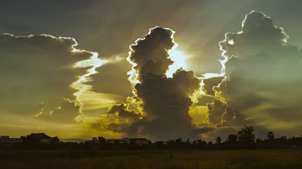 Veld Met Wolken Zonsondergang — Stockfoto