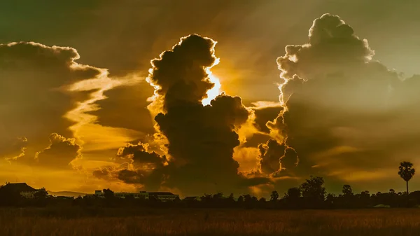 Campo Com Nuvens Por Sol — Fotografia de Stock