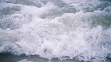 Dalga gündüz sahilde