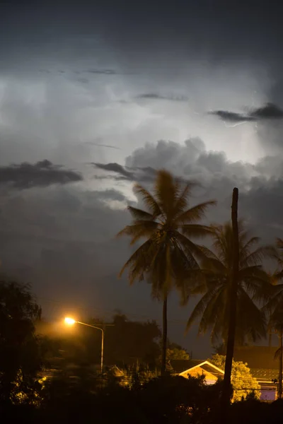 Kokosnoot Boom Thunderbolt — Stockfoto