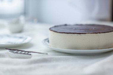 karanlık buzlanma ile sufle kek kuşbakışı süt beyaz