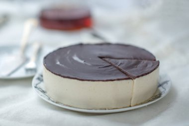 karanlık buzlanma ile sufle kek kuşbakışı süt beyaz