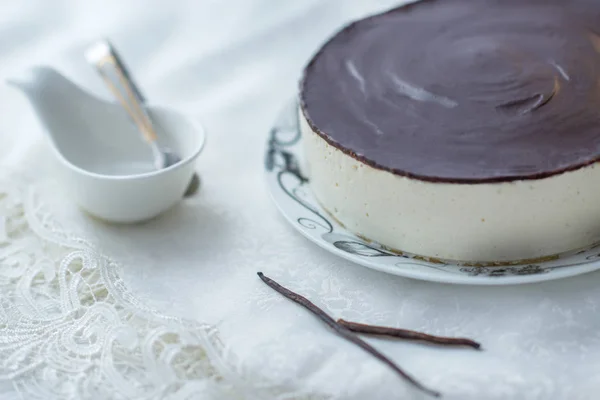 Gâteau Soufflé Blanc Lait Oiseau Avec Glaçage Foncé — Photo