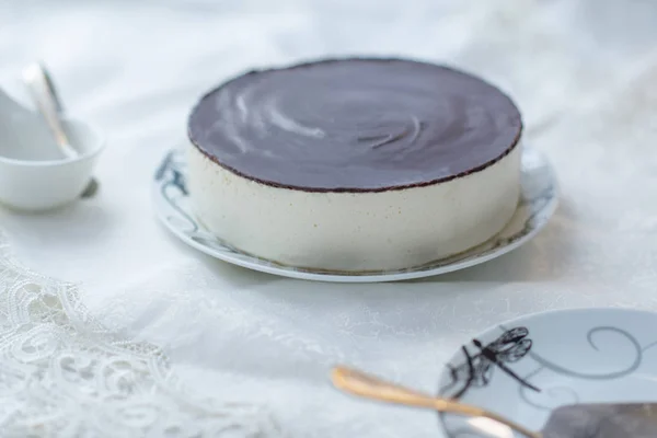 Gâteau Soufflé Blanc Lait Oiseau Avec Glaçage Foncé — Photo