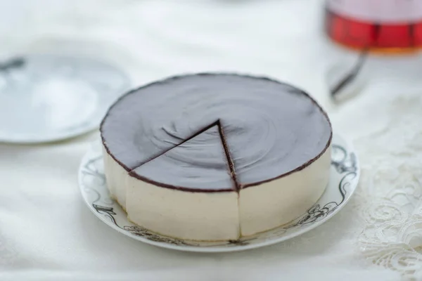 Gâteau Soufflé Blanc Lait Oiseau Avec Glaçage Foncé — Photo