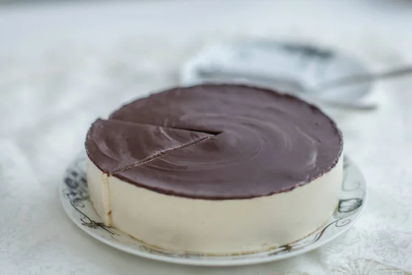 Gâteau Soufflé Blanc Lait Oiseau Avec Glaçage Foncé — Photo