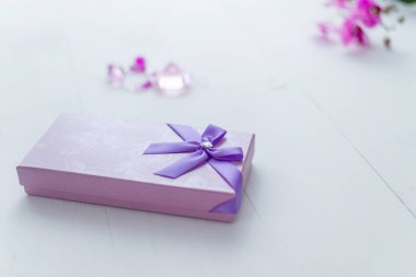 8 Mart hediye kutusu beyaz bir arka plan üzerinde