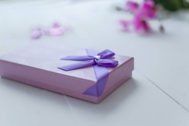 8 Mart hediye kutusu beyaz bir arka plan üzerinde