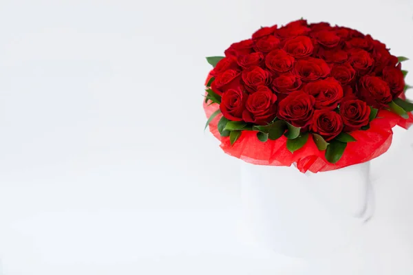 Bouquet of red rosesbouquet of red roses in a white box on a white background isolated — Stock Photo, Image