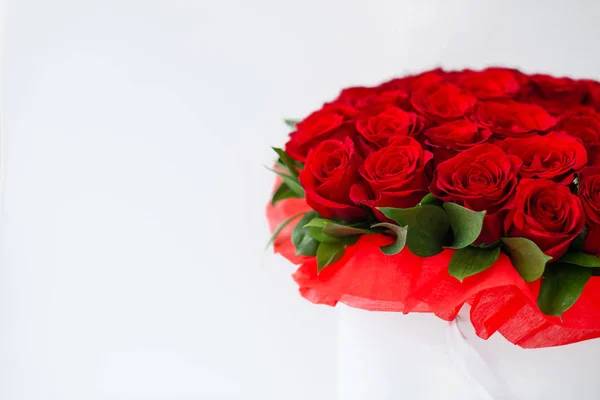 Bouquet of red rosesbouquet of red roses in a white box on a white background isolated — Stock Photo, Image