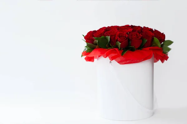 Bouquet of red rosesbouquet of red roses in a white box on a white background isolated — Stock Photo, Image