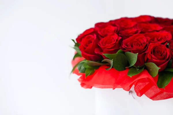 Bouquet of red rosesbouquet of red roses in a white box on a white background isolated — Stock Photo, Image