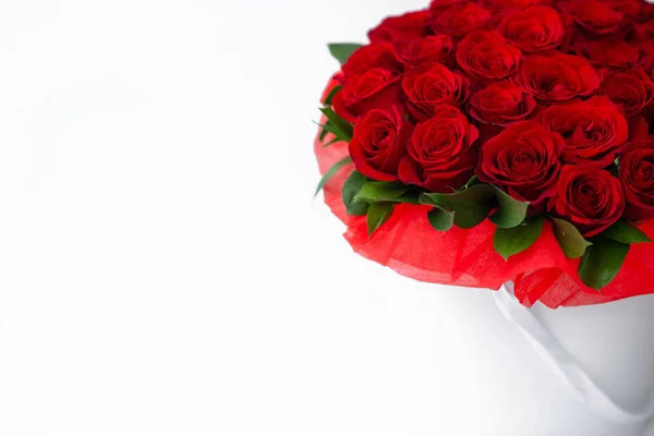 Bouquet of red rosesbouquet of red roses in a white box on a white background isolated — Stock Photo, Image