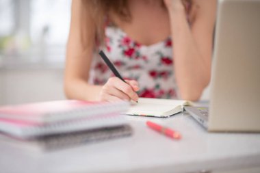 Notebook laptop spiral ve kız öğrencisi üzerinde bir yığın