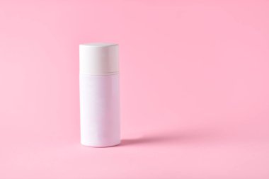 Pembe arka planda beyaz kozmetik kavanoz