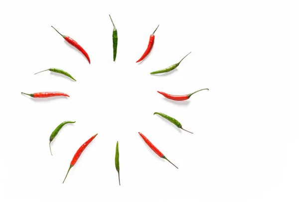 Kleine rote und grüne Chilischoten auf weißem Hintergrund — Stockfoto