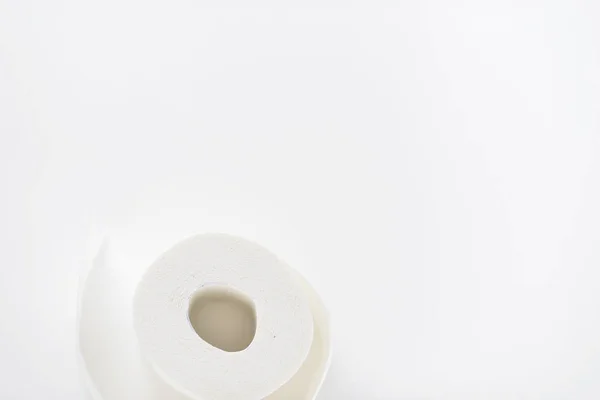 Rolo de papel higiênico branco sobre fundo branco — Fotografia de Stock