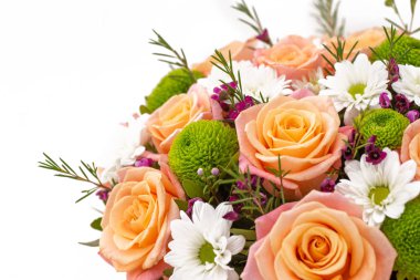 Güzel çiçek buketi, beyaz arka plan üzerinde izole