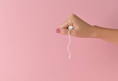 Yumrukta tampon saklayan kadın