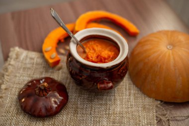 bir tencerede kabak sütü çorbası, yakın çekim