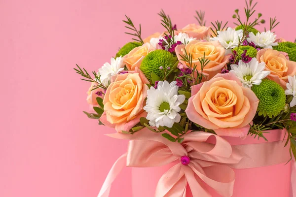 Schöner Blumenstrauß, isoliert auf rosa Hintergrund — Stockfoto