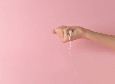 Yumrukta tampon saklayan kadın
