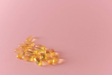 Kalp şeklinde balık yağı yağı kapsülleri kadar yakın, omega 3,
