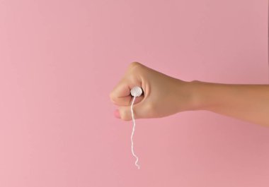Yumrukta tampon saklayan kadın