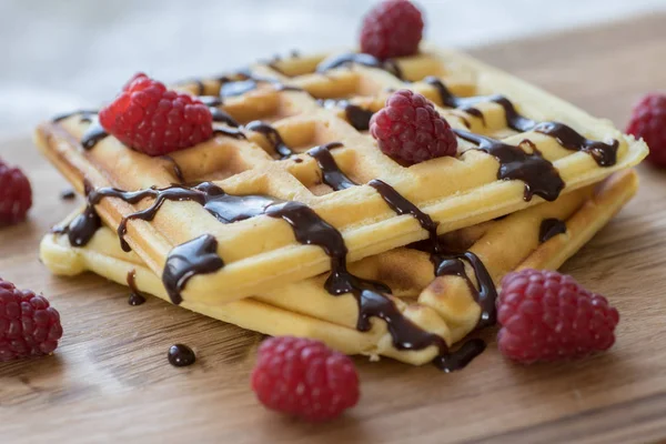 Dos gofres vieneses con chocolate y bayas en una mesa de madera — Foto de Stock