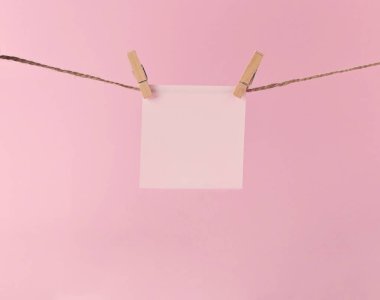 clothespins asılı notlar için kağıt levha