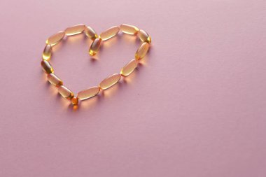 Kalp şeklinde balık yağı yağı kapsülleri kadar yakın, omega 3,