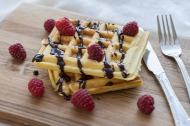 Ahşap bir Tahta üzerinde çikolata ve çilek ile iki Viyana waffle