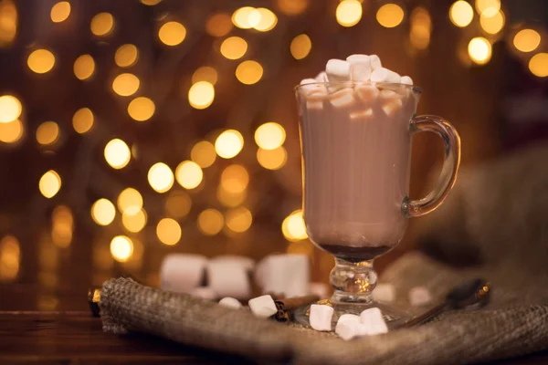 Kakaogetränk im Glas mit Marshmallow auf dem Hintergrund von Bokeh-Lichtern, Weihnachtsgetränk — Stockfoto