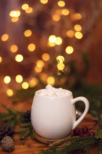 Какао напиток в стакане с зефиром на фоне боке огни, рождественский напиток — стоковое фото