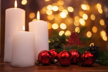 Koniler, bokeh ışıkları, mumlar, Noel topları ile ağaç dalları . Yeni yıla hazırlık