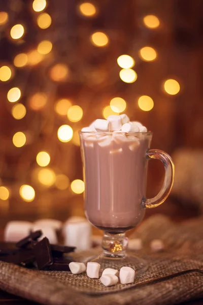 Kakaogetränk im Glas mit Marshmallow auf dem Hintergrund von Bokeh-Lichtern, Weihnachtsgetränk — Stockfoto