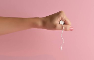 Yumrukta tampon saklayan kadın