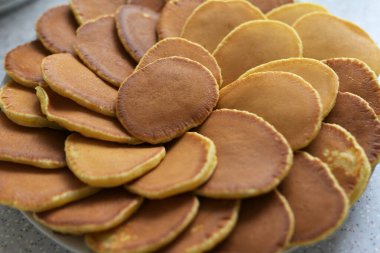 Lezzetli ev krepleri tabakta, üst manzara