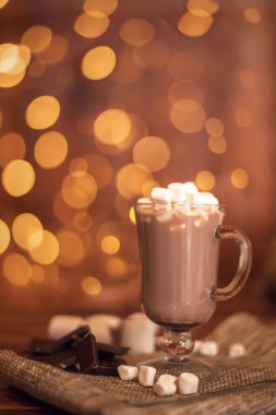Bir bardakta kakao içmek marshmallow ile arka planda bokeh ışıkları, Noel sıcak içecekleri