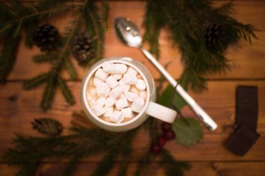 Beyaz bir fincanda kakao içmek, arka planda marşmelov, sıcak Noel içeceği.