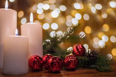 Ağaç dalları, koniler, lambalar, mumlar, Noel baloları. Yeni yıla hazırlık