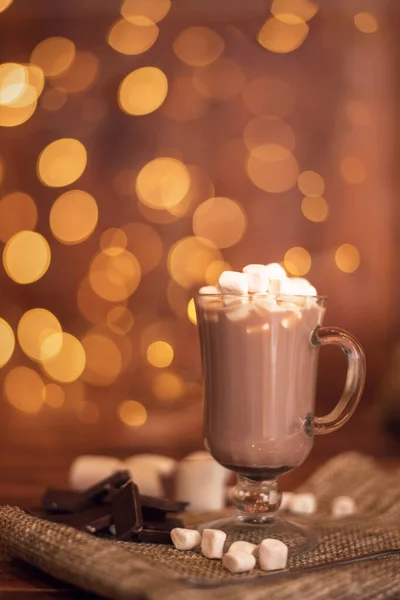 Kakaogetränk im Glas mit Marshmallow auf dem Hintergrund von Bokeh-Lichtern, weihnachtliche Heißgetränke — Stockfoto