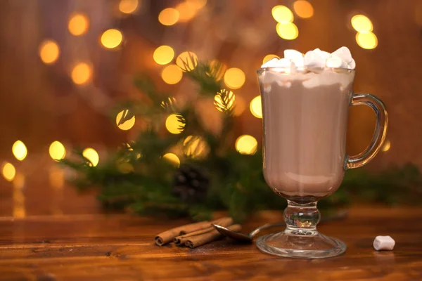 Kakaogetränk im Glas mit Marshmallow auf dem Hintergrund von Bokeh-Lichtern, heißes Weihnachtsgetränk — Stockfoto