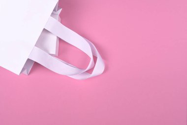 Pembe arka plan üzerinde beyaz hediye çantası beyaz hediye kutusu